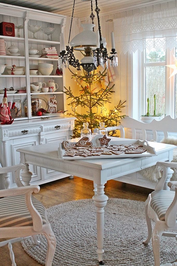 gingerbread-cookie-table