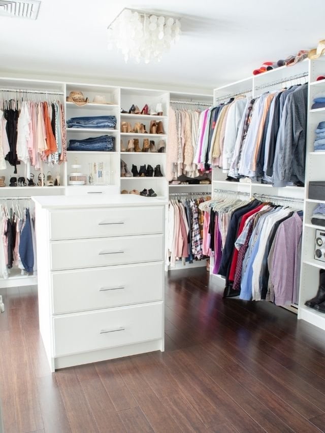 walk in closet with island, valet rod, shelves and rods