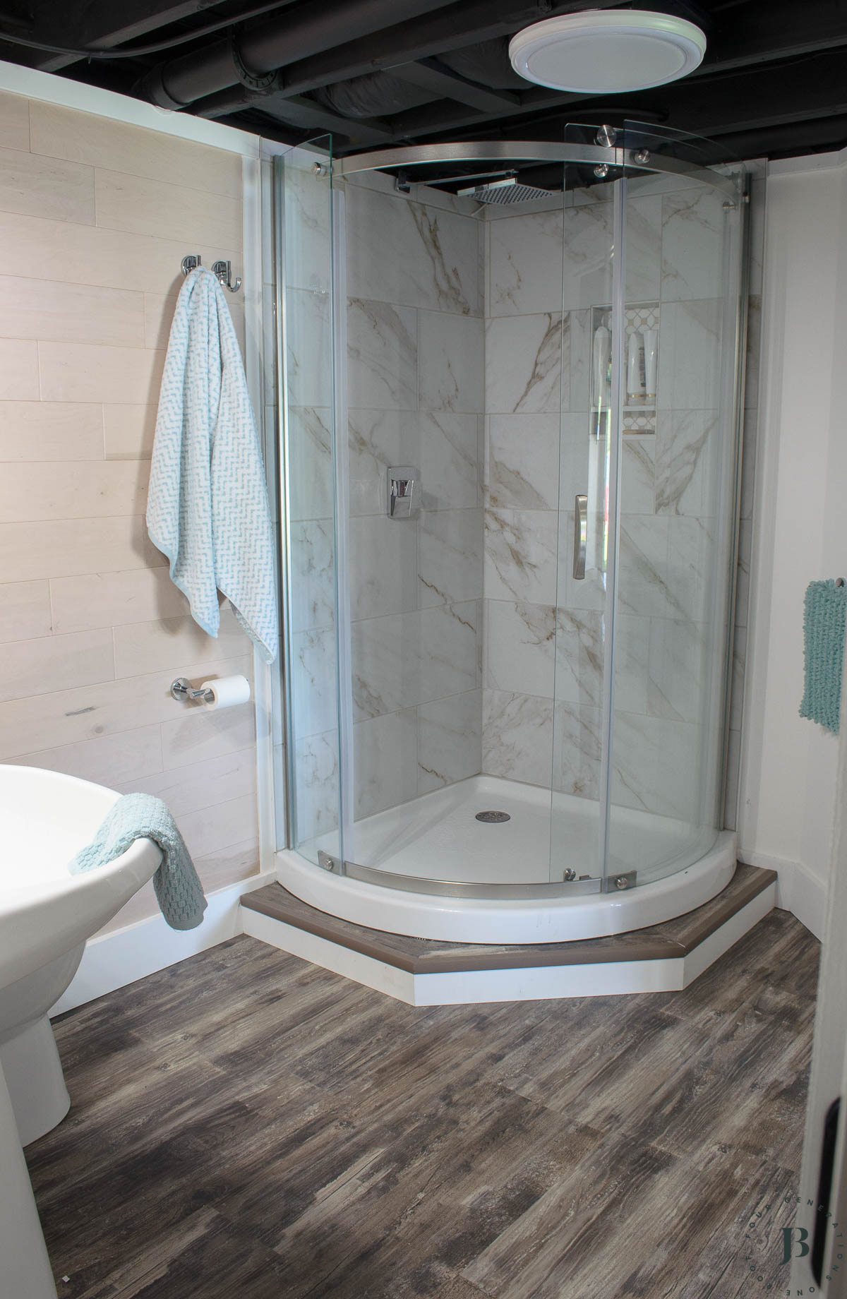 best lake house Airbnb vacation rental with full bathroom